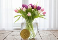 Lai tulpes vāzē stāvētu nedēļām ilgi: Neierasta metode, ko izmantoja mūsu vecmāmiņas