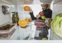 Vairs nekādu nepatīkamu smaku ledusskapī: lēts un vienkāršs triks, kas darbojas veselu mēnesi