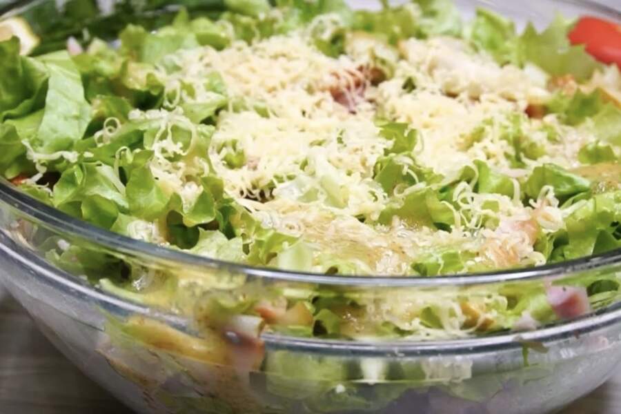 Salātus “Skaistule” gatavoju tikai uz 8. martu: pāris minūšu darbs un restorāna garša, kas sajūsmināja visus viesus