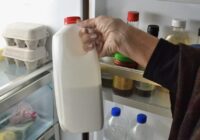 Kāpēc pienu nevajadzētu glabāt ledusskapja durvīs: kļūda, kuras dēļ tas bojājas daudz ātrāk