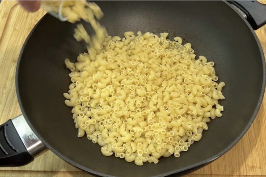 Kāpēc pieredzējušas saimnieces pirms vārīšanas vienmēr apcep makaronus — tam ir uzreiz divi iemesli