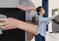 Ar ko tīrīt televizora ekrānu, lai tas nesabojātos un nepaliktu svītras: vienkāršs mājas paņēmiens
