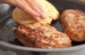 Ņemu malto gaļu un pāris maizes šķēles: gatavoju sātīgas vakariņas 20 minūtēs bez katliem un liekas ņemšanās
