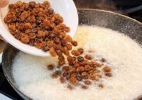 Vienkārši iemetu rozīnes verdošā pienā: ātra un tik garšīga recepte, ko gribas atkārtot vēl un vēl