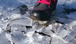 Kā staigāt pa ledu tikpat droši kā pa asfaltu: pārbaudīts triks, kas glābs no kritieniem