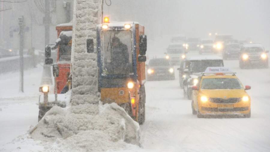 Sagatavojiet lāpstas un lietussargus: ziema plāno pēdējo triecienu pirms pāragrā pavasara