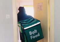 Bolt Food kurjers piegādāja vakariņas uz villu Baltezerā, bet mirklī, kad durvis atvēra viņa sieva Marta, viss kļuva skaidrs