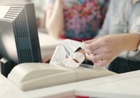 Kas slēpjas aiz jautājuma “Vai jums ir klienta karte?” – Liepājas kasiere atklāj patiesību par kases “rituāliem”