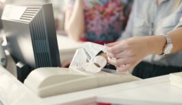 Kas slēpjas aiz jautājuma “Vai jums ir klienta karte?” – Liepājas kasiere atklāj patiesību par kases “rituāliem”