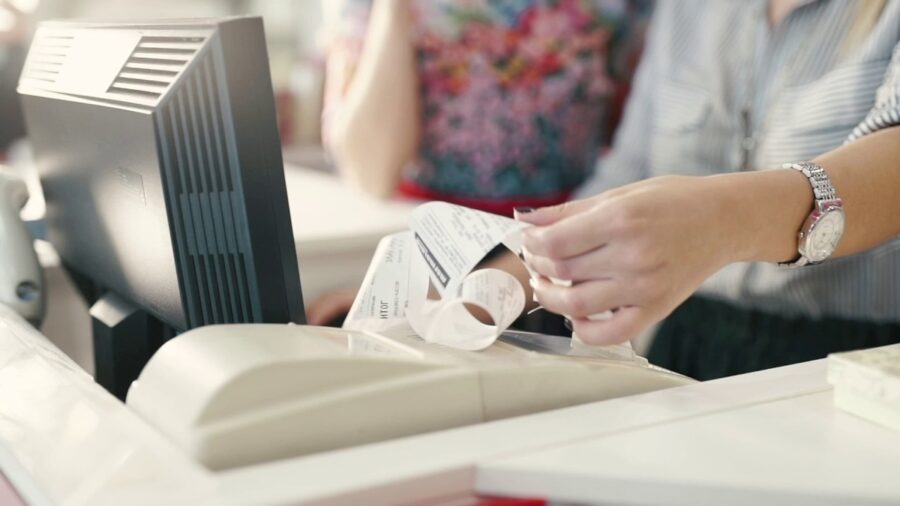 Kas slēpjas aiz jautājuma “Vai jums ir klienta karte?” – Liepājas kasiere atklāj patiesību par kases “rituāliem”