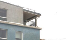 “Sarkanie karodziņi” rēķinos: kā pamanīt, ka apsaimniekotājs tērē jūsu mājas naudu