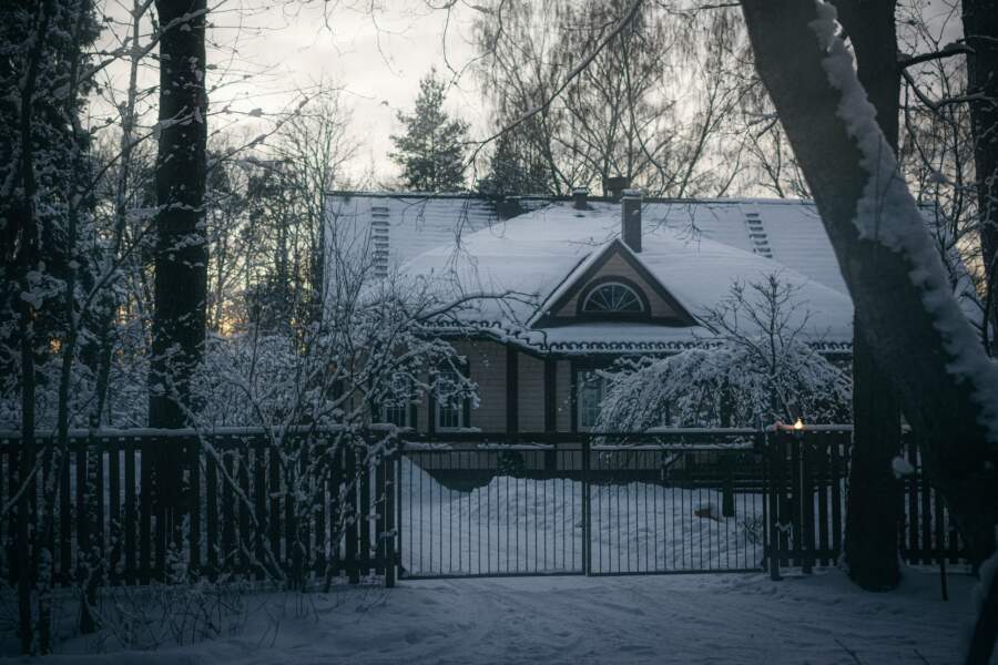 “Vasarā būvēju māju Jelgavā, bet saņēmu bargu sodu par savu nožogojumu” – mācieties no manām kļūdām