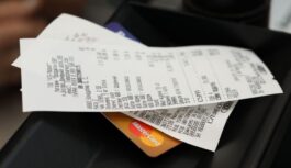 “Mēs redzējām, kas notiek pēc tam”: bijusī Jēkabpils veikala kasiere stāsta, kāpēc čeka atstāšana pie kases ir slikta ideja