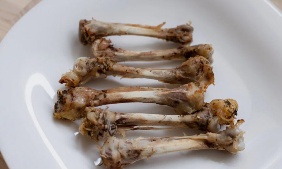 “Es neizmetu vistu kaulus pēc vakariņām un savācu tos pat pēc viesiem”: kaimiņš atklāj, ko viņš ar tiem dara