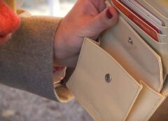 “Biju pārliecināta, ka karte ir makā”: kāpēc pēc naudas saņemšanas pie bankomāta ir jāuzkavējas vēl 10 sekundes