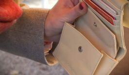 “Biju pārliecināta, ka karte ir makā”: kāpēc pēc naudas saņemšanas pie bankomāta ir jāuzkavējas vēl 10 sekundes