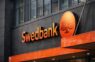 “Swedbank” ievieš 2 eiro mēneša maksu: lūk, kas no tās ir atbrīvots