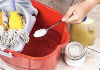 Tīrība, kas burtiski spīd: lūk, kāpēc grīdas mazgāšanas ūdenim obligāti jāpievieno sauja sāls