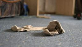 Nekad nemet zeķes pie gultas: bīstamais ieradums, kas burtiski “izsūc” enerģiju un veiksmi