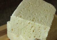 Gandrīz kilograms siera no diviem litriem piena: vienkārša recepte mājās gatavotai brinzi, kas izdodas vienmēr