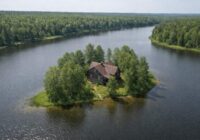 Pirms 20 gadiem nopirka salu pamestā ezerā: drosmīgais ģimenes plāns un kas tur izveidots šodien