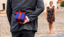 Nāksies arī Latvijā maksāt par dāvanām: summa, kuru pārsniedzot, jārēķinās ar nodokli