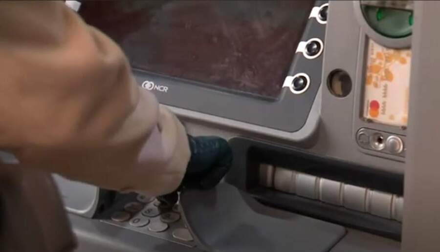 “Eju, skatos bankomātā stāv sveša bankas karte un pēkšņi pie manis pieskrien nikns vīrietis” – stāstu kā beidzās