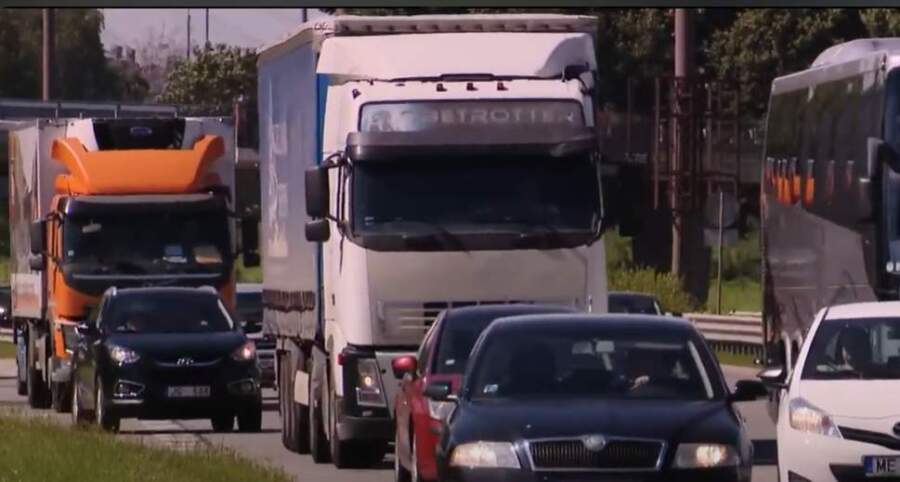 Iedzīvotājiem iesaka pāriet uz darbu no mājām un ierobežot pārvietošanos ar automašīnām: skaidro kāpēc