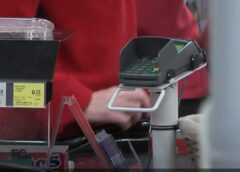 Klients ļoti dusmīgs par redzēto Latvijas veikalos: “Kurš vispār tādus produktus gribēs pirkt”