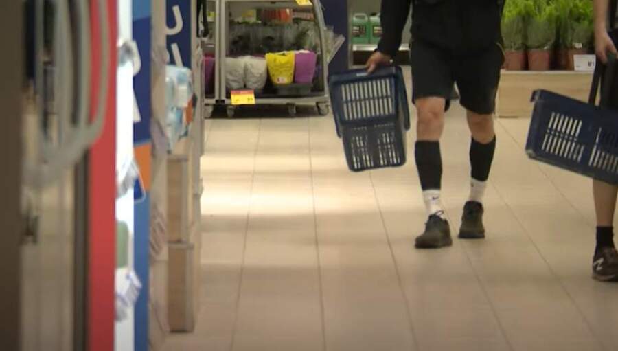 Latvijas lielveikalos pieejama sistēma ar kuru pārtika ir krietni lētāka, tomēr vairums latviešu to neizmanto