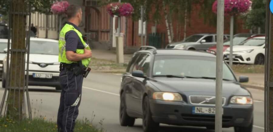 Kāpēc pieredzējuši autovadītāji izslēdz savas automašīnas dzinēju pēc tam, kad tos apturējuši likumsargi