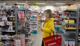 Bijušais pārdevējs atklāj kā veikali spēlējas ar tavu maciņu un kāpēc viņš pats nekad nepērk preces no apakšējiem plauktiem Bijušais pārdevējs atklāj kā veikali spēlējas ar tavu maciņu un kāpēc viņš pats nekad nepērk preces no apakšējiem plauktiem