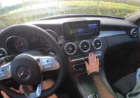 Mūsdienu autovadītāju viskaitīgākais ieradums: daudzi, arī Latvijā sev nemanot pieļauj šīs kļūdas