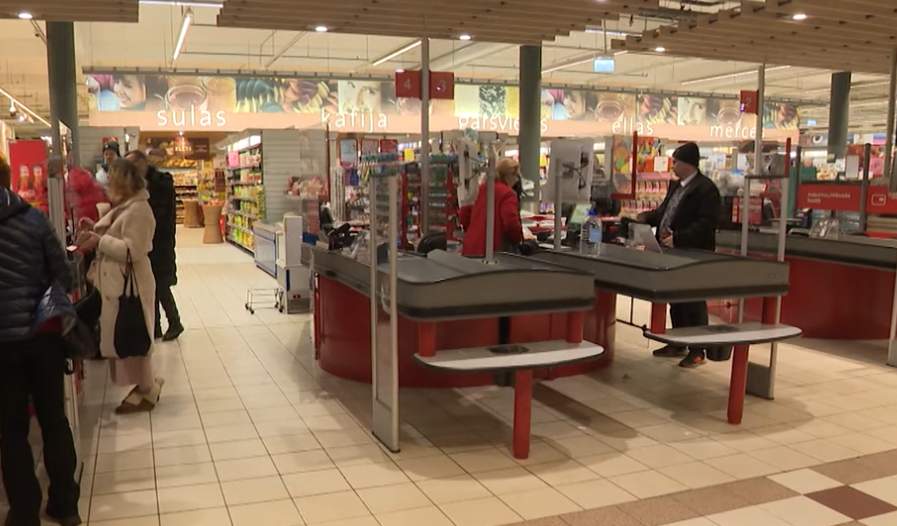 Klientes pieredze: “Gribēju nopirkt sveramās konfektes, bet, kad kasiere nosvēra atteicos maksāt par to”