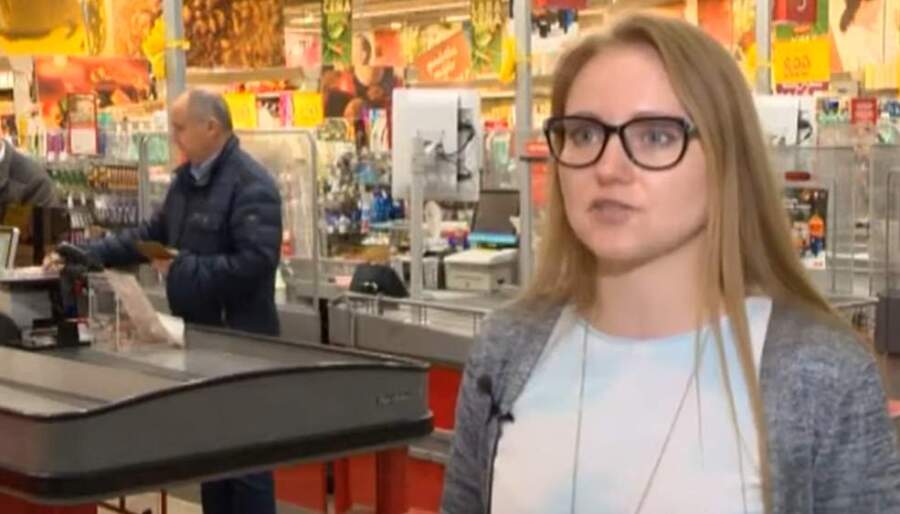 Vietējā lielveikala darbiniece “pačukstēja”, kāpēc lielāks iepakojums veikalā bieži izmaksā krietni dārgāk