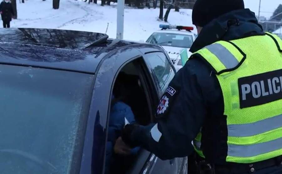 “Nezināju, ka vienkāršs brauciens ar BMW pārvērtīsies murgā un beigās nāksies saukt likumsargus”: stāstu kas notika