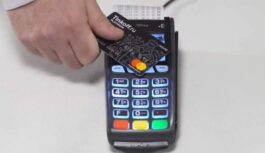 “Gribēju vienā no Rīgas veikaliem nopirkt pudeli, bet kasiere atteicās ņemt pretī manu bankas karti”: biju nikna