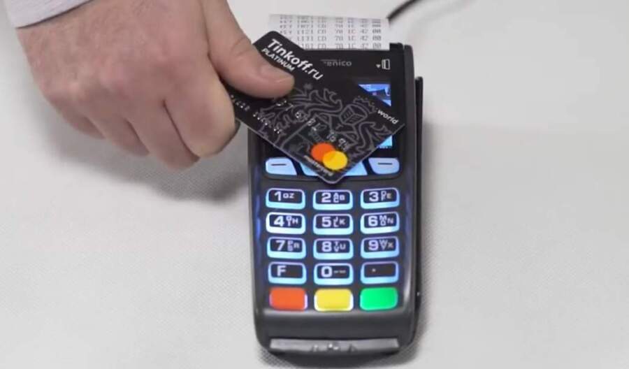 “Gribēju vienā no Rīgas veikaliem nopirkt pudeli, bet kasiere atteicās ņemt pretī manu bankas karti”: biju nikna