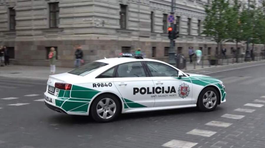 Braucu pa Lietuvu, apturēja likumsargi un lika parādīt mēli. No sākuma nesapratu, kāpēc, bet man paskaidroja