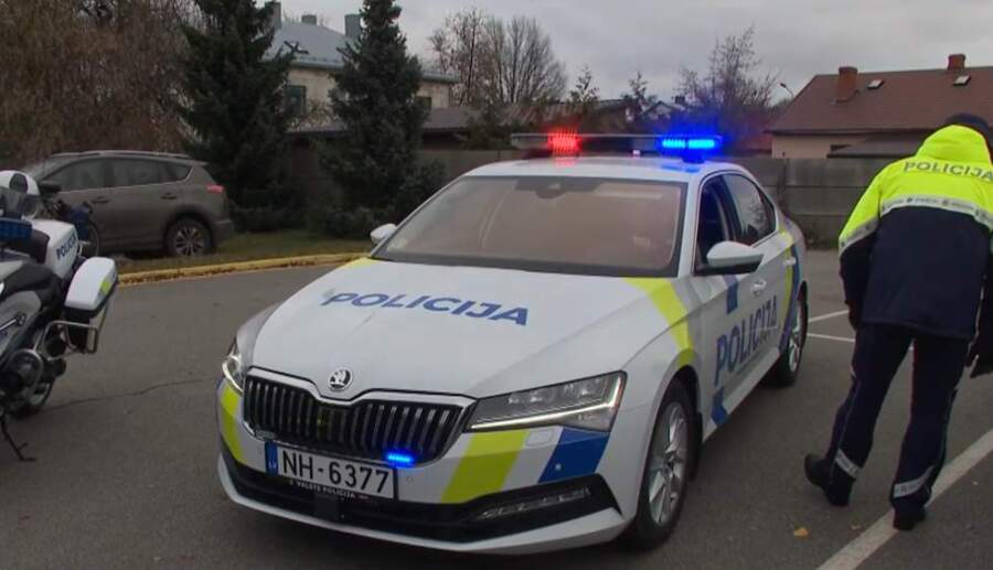 Pazīstams likumsargs man “pa kluso” atklāja, kāpēc ātri palaiž tos autovadītājus, kuri klusībā iedod dokumentus