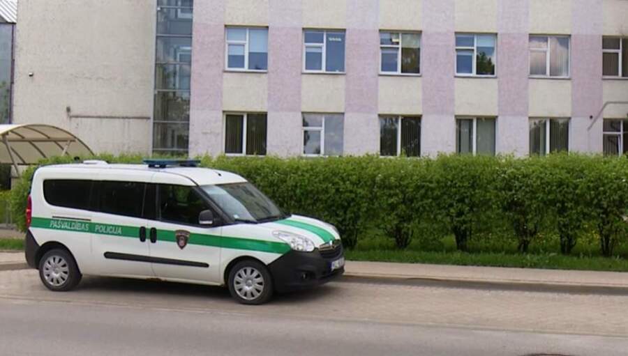 “Jēkabpilī, savā īpašumā gribēju uzstādīt ceļa zīmi, bet nepagāja 15 minūtes un klāt bija likumsargi”: stāstu kā beidzās