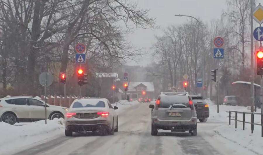 Valdības aicina iedzīvotājus atstāt auto mājās – paskaidro arī iemeslu un kāpēc tas ir tik būtiski