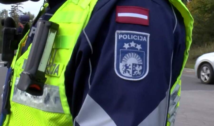 Latviete dalās ar skarbu mācību: “Manā īpašumā iebrauc likumsargi un draud, ka izsauks evakuatoru”