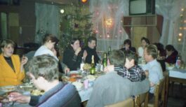 Atceros mūsu Jaungada svinības no 90. gadiem – mamma “putās” un pie pieticīga galda…