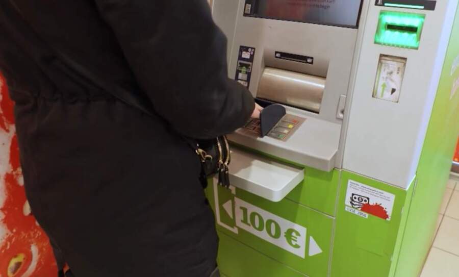 Nepatīkams pārsteigums bankas kontā: SEB no 1.jūnija ievieš izmaiņas, kuras iespējams daudziem var nepatikt