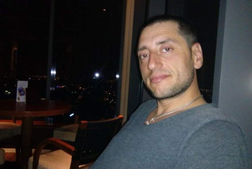 Mans vīrs Andris(42) sāka slēpt ēdienu no mana dēla; es atradu slēptuvi un noliku visu atpakaļ