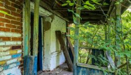 Pamesta māja Latgales mežā; mēs iegājām iekšā, un sāka notikt dīvainas lietas — šo to paspējām nofotografēt