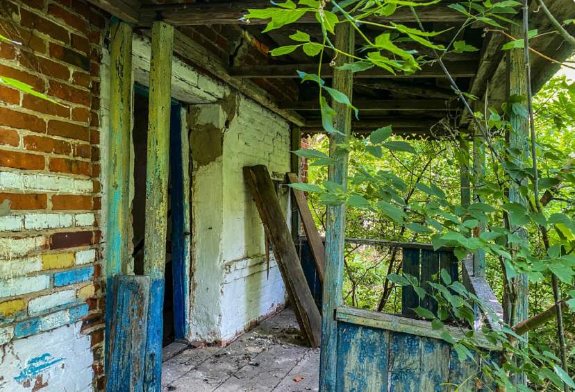 Pamesta māja Latgales mežā; mēs iegājām iekšā, un sāka notikt dīvainas lietas — šo to paspējām nofotografēt