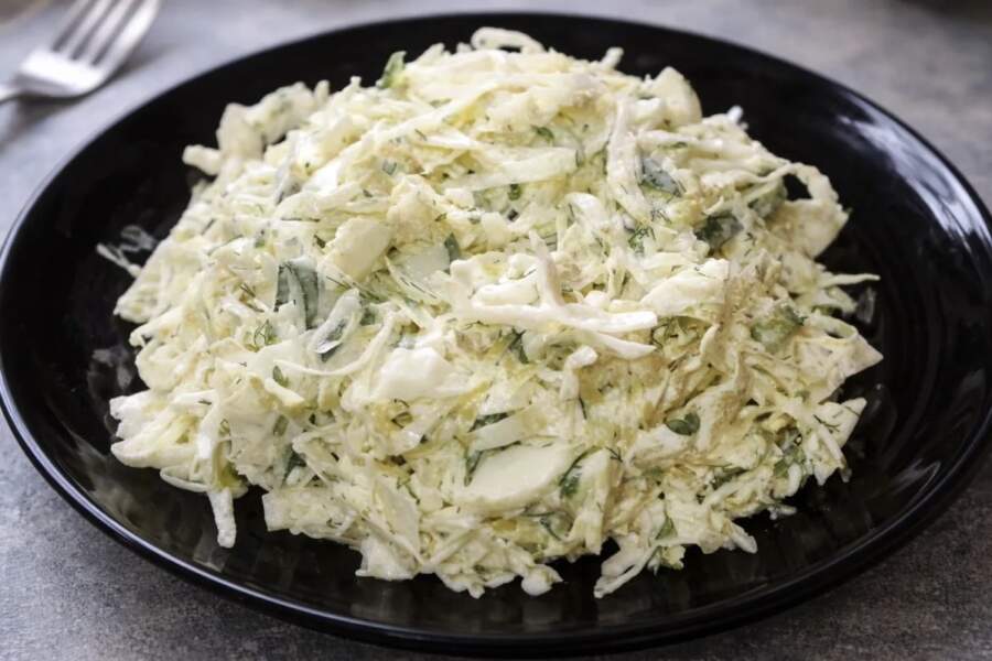 Sulīgi, kraukšķīgi un neticami garšīgi: gatavoju ātros pavasara kāpostu salātus bez piliena majonēzes