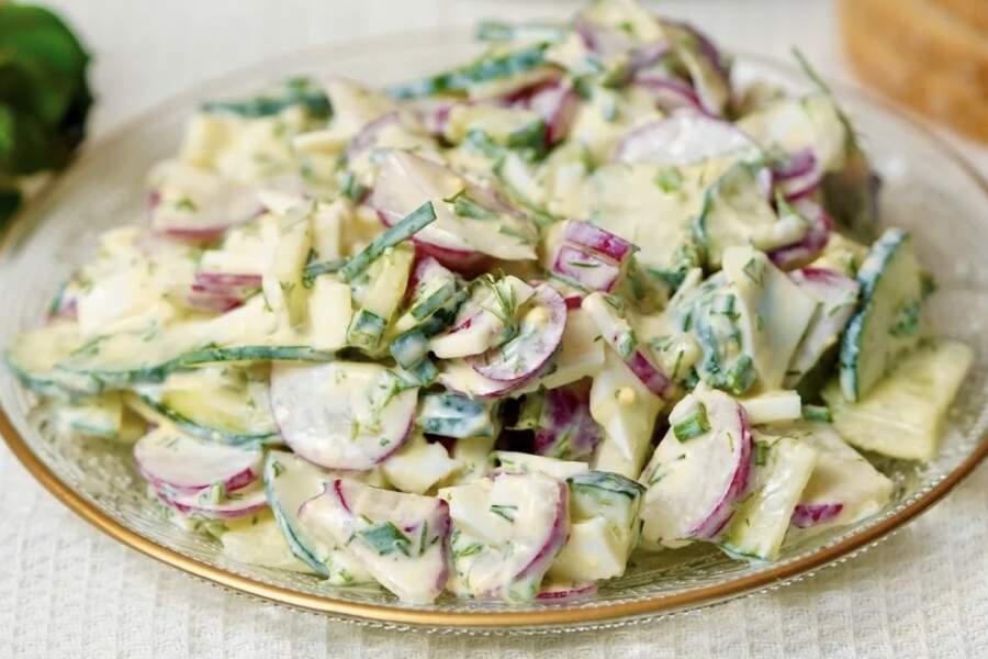 Es varu ēst šos salātus teju visu pavasari: tie ir tik garšīgi, ka gatavoju pat 3 reizes nedēļā